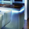 中島櫃加裝LED燈營造更優雅的用餐環境。